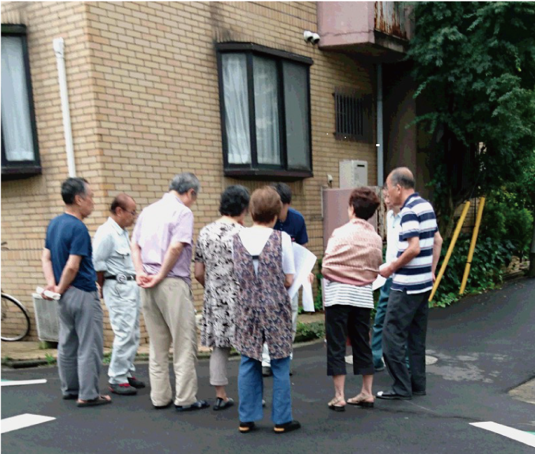 現地で関わる住人に説明している様子